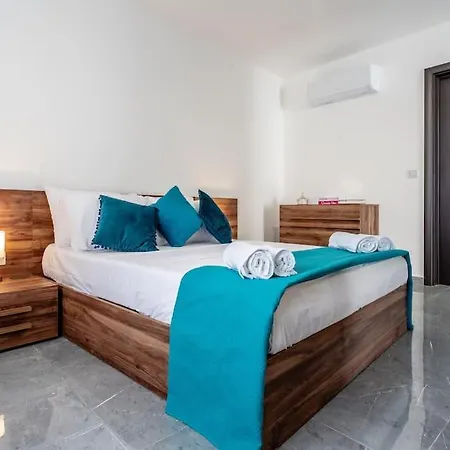 Bright And Modern 2 Bedroom Penthouse