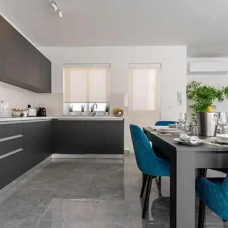 Bright And Modern 2 Bedroom Penthouse Apartment *