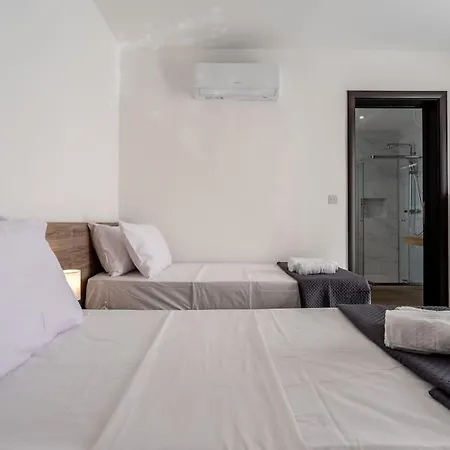 Bright And Modern 2 Bedroom Penthouse *
