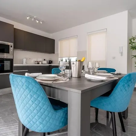 Bright And Modern 2 Bedroom Penthouse Apartment *