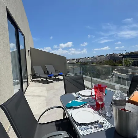 Bright And Modern 2 Bedroom Penthouse Apartment *